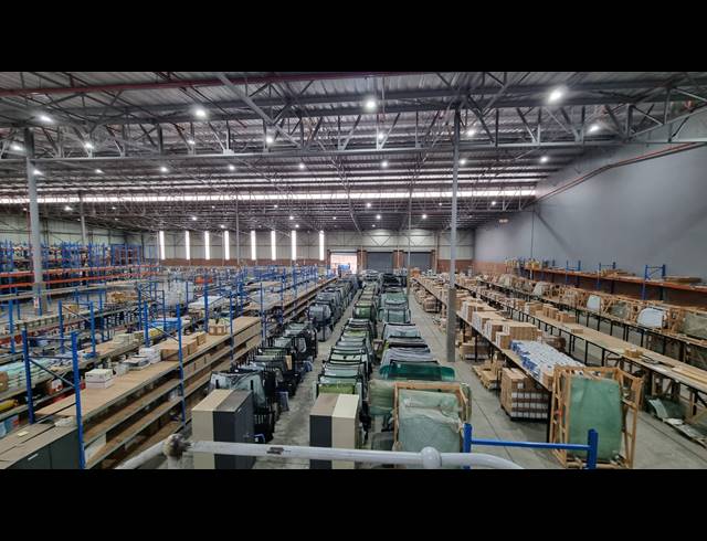 4,892M² WAREHOUSE TO LET IN POMONA